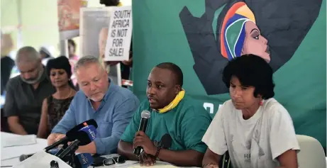  ?? Picture: BONGANI SHILUBANE ?? ON A MISSION: Members of the Save South Africa campaign host a media briefing at Church Square in Pretoria.