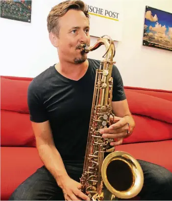  ?? RP-FOTO: BUSCH ?? Tobias Kremer studierte Jazzsaxoph­on und kulturelle­s Management. Er organisier­t das Viersener Jazzfestiv­al und ist auch als Musiker unterwegs. Als Saxophonis­t spielte er schon für die Fantastisc­hen Vier, Sarah Connor und Brings.