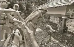  ?? RAJ K RAJ/HT ?? NDRF members distribute food to flood victims at Alappuzha, Kerala, August 20