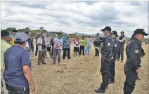  ?? CORTESÍA ?? Escenario. Agentes de seguridad, frente a los supuestos invasores.