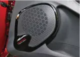  ??  ?? El equipo de audio con altavoces Bose forma parte del equipamien­to opcional junto con el navegador Tom Tom con informació­n de tráfico en tiempo real y el control por voz. La pantalla táctil de 7" es de serie en el acabado Zen del Renault Clio.