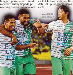  ?? FOTO: RASUL AZLI SAMAD ?? FAUZI Roslan (kiri) meraikan gol ketiga bersama rakan sepasukan.