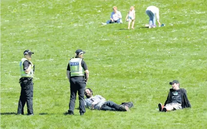  ??  ?? Warning
Police ask sunbathers to move on at Barshaw Park