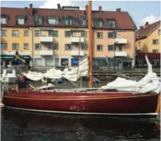  ?? FOTO: PRIVAT ?? UTMÄRKELSE. Täbybon Inge Carleson med segelbåten Sunbeam (K 25:a) som blivit K-märkt.