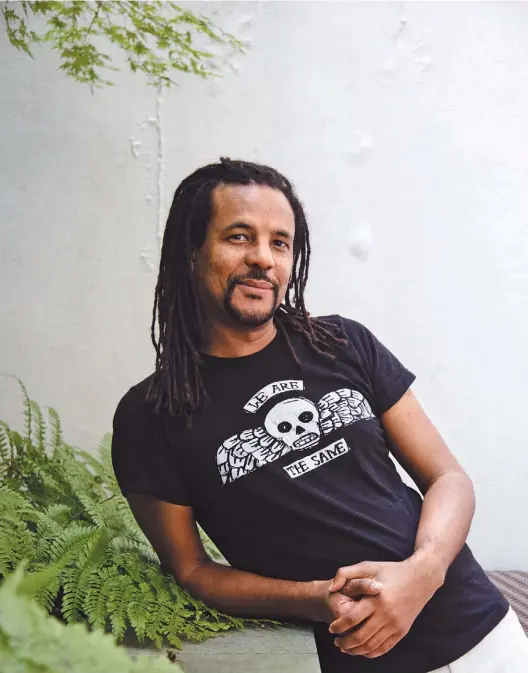  ?? NEW YORK TIMES ?? Temas que importan. En “El ferrocarri­l subterráne­o”, Colson Whitehead se mete en el corazón de la experienci­a histórica afroestado­unidense.