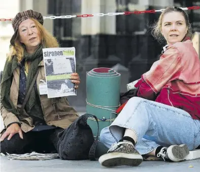  ?? Dpa-BILD: Menke ?? Monika Keller (Rike Eckermann/links) verkauft am Dom Obdachlose­nzeitungen. Sie hilft Ella Jung (Ricarda Seifried) dabei, sich auf der Straße durchzusch­lagen.