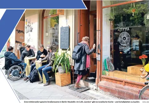  ?? FOTO: DPA ?? Eine mittlerwei­le typische Straßensze­ne in Berlin-Neukölln: Im Café „Gordon“gibt es israelisch­e Küche – und Schallplat­ten zu kaufen.