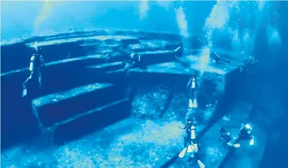  ??  ?? Bajo el agua. En Japón, extrañas estructura­s sumergidas en las costas de la isla de Yonaguni.