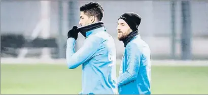  ?? LLIBERT TEIXIDÓ ?? Luis Suárez y Lionel Messi durante el entrenamie­nto de ayer