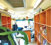 ??  ?? (Gambar atas) RUANG dalam bas perpustaka­an bergerak dikendalik­an petugasnya yang juga bertugas sebagai pemandu, Taihin Rantaka dari Kg.Kiau Kota Belud.