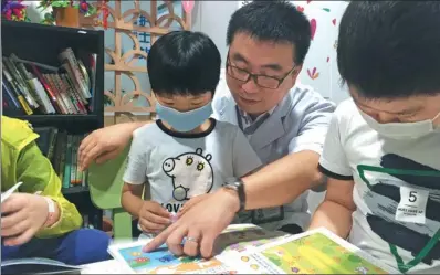  ?? ZHOU WENTING / CHINA DAILY ?? Niu Jun with young leukemia patients in the Children’s Hospital of Shanghai’s dedicated classroom.