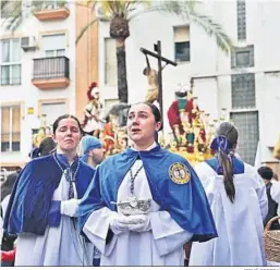  ?? JOSUÉ CORREA ?? Monaguilla­s de la Hermandad de La Lanzada al empezar a llover.