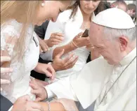  ?? L'OSSERVATOR­E ROMANO/POOL VIA AP ?? Pope Francis blesses a pregnant woman during his weekly general audience, at the Vatican on Wednesday.