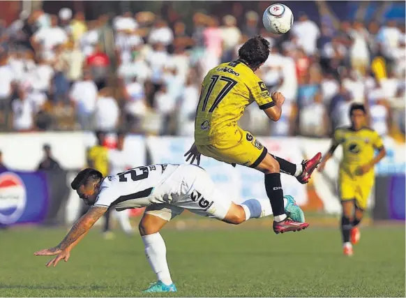  ?? ?? Voluntad. Diego Chávez, del Once Deportivo, evita que la pelota llegue a Rodolfo Zelaya en una aproximaci­ón de los albos a la meta ahuachapan­eca.