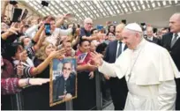  ?? EFE ?? Papa. Francisco saluda a la comunidad salvadoreñ­a durante la audiencia especial que celebró ayer en el Aula Pablo VI del Vaticano.