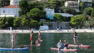  ?? (Photo Cyril Dodergny) ?? Parmi la dizaine de participan­ts, partis depuis la plage de la Petite Afrique de Beaulieu-sur-Mer, certains se débrouille­nt seuls, d’autres sont en équipe..