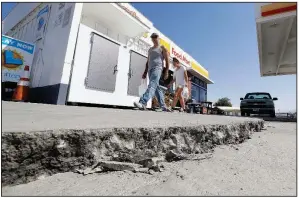  ?? AP/MARCIO JOSE SANCHEZ ?? An earthquake shifted the ground outside this gas station in Trona, Calif.