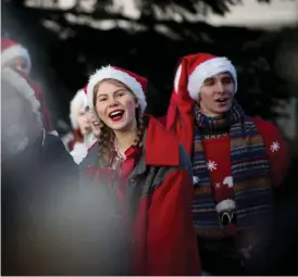  ??  ?? SÅNGARGLÄD­JE. Kören Nova Cantica sjöng stämningss­kapande julsånger vid granen på Stora torg.