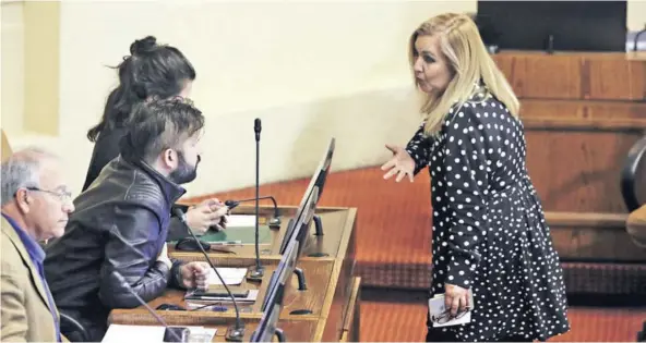  ??  ?? ► Luego de que la diputada Pamela Jiles cuestionar­a ayer el encuentro de Boric con Palma Salamanca, ambos parlamenta­rios sostuviero­n un diálogo ayer en la sala de la Cámara.