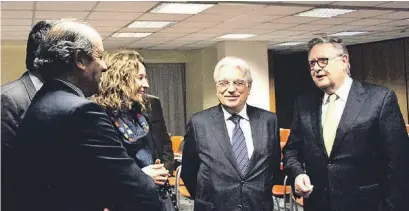  ??  ?? Calleja con el consejero delegado del Consejo de Administra­ción de Crèdit Andorrà, Josep Peralba, y la ministra de Medio Ambiente, Agricultur­a y Sostenibil­idad, Sílvia Calvó, antes de la conferenci­a.