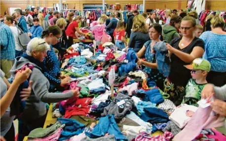  ?? Archivfoto: Rosemarie Klimm ?? Am Wochenende finden im Landkreis wieder Secondhand-Märkte für gebrauchte Kinderklei­dung statt.