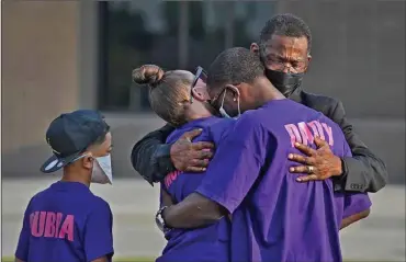  ?? (Washington Post/Michael S. Williamson) ?? Jordyn’s mother and father, Caylenn and Ricky Franklin, are comforted by pastor Leanell McClenton, rear, on Aug. 6, as her brother, Jaydon, 10, looks on.