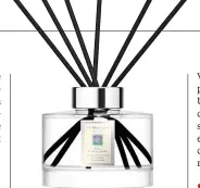  ??  ?? Diffuseur Pine &amp; Eucalyptus, Jo Malone, 78 € les 165 ml.