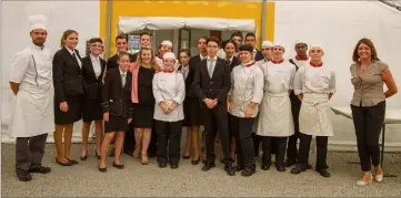  ?? (Photos J. Dieren) ?? La section hôtelière des Bac pro e année , avec les professeur­s Laurence Ferretti et Thomas Guéguen, entourant Yveline Salmon.