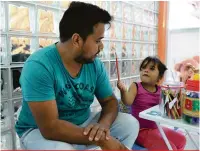  ??  ?? “A cidade é grande e precisa de um lugar específico para crianças”, afirma Gabriel Nonatos, que levou a filha de três anos