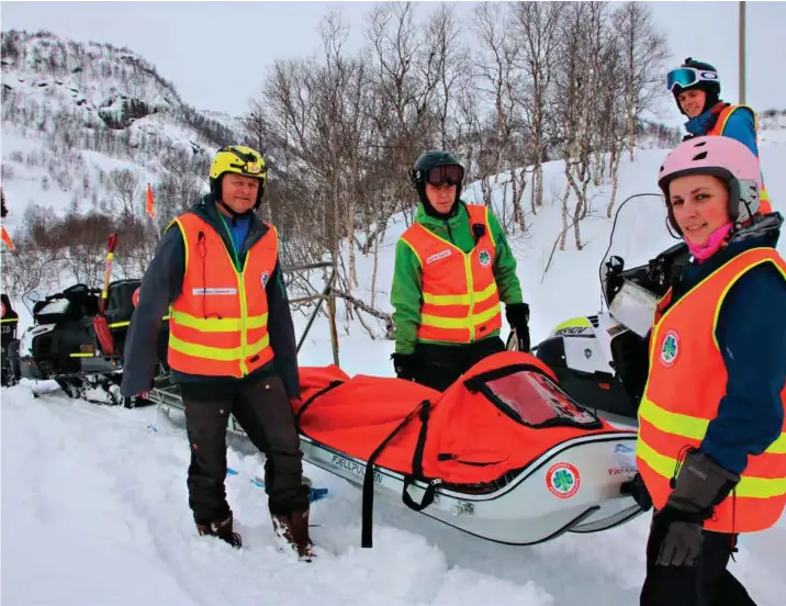  ?? FOTO: TORBJØRN WITZØE ?? Rovernes Beredskaps­gruppe disponerer fire snøscooter­e, og kan bistå med transport av skadede og syke ned til bilvei. Fra venstre Ivar Anton Nøttestad, Thomas Sandvik, Ole Sletten og Ragnhild Vagle.