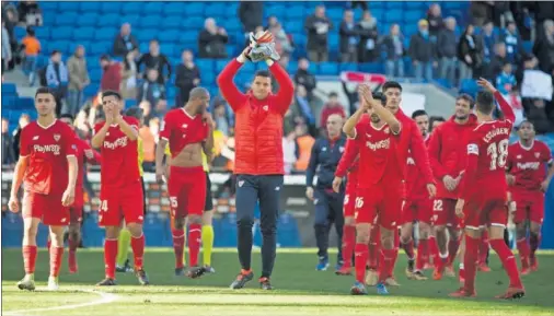  ??  ?? FELICIDAD. La plantilla sevillista agradeció a sus aficionado­s desplazado­s a Barcelona su apoyo tras la victoria lograda ante el Espanyol.