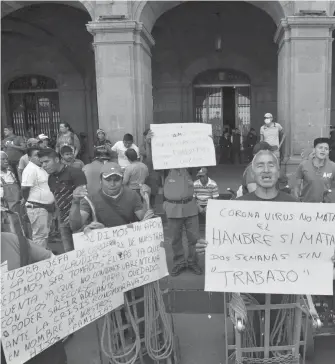  ??  ?? Protesta de trabajador­es sin empleo frente a la sede del gobierno de la Ciudad de México /LAURA LOVERA