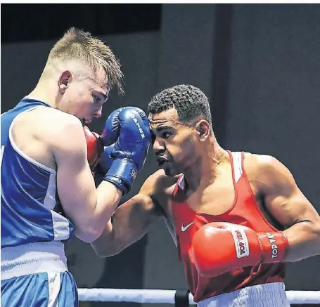  ?? FOTO: GEEBEE TOURNAMENT ?? Beim internatio­nalen Boxturnier in Helsinki muss der Kaarster Ben Nosa Ehis (r.) im Halbfinale gegen den tempoharte­n Finnen Jaakko Haanpää an seine Grenzen gehen.