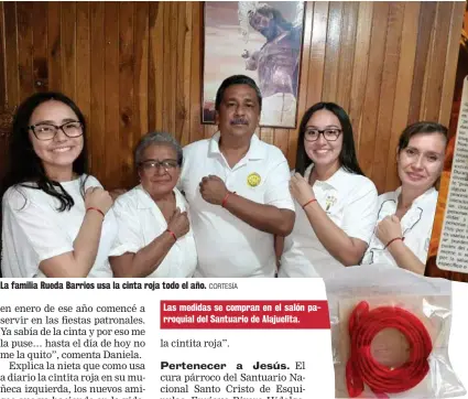  ?? CORTESÍA ?? La familia Rueda Barrios usa la cinta roja todo el año.
Las medidas se compran en el salón parroquial del Santuario de Alajuelita.