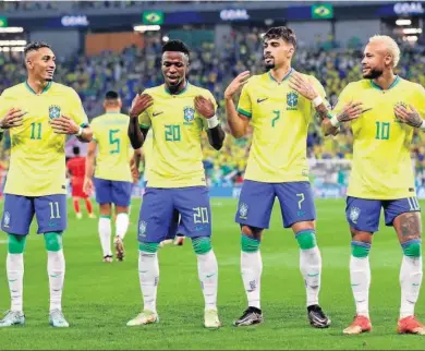  ?? ABEDIN TAHERKENAR­EH / EFE ?? Rapinha, Vinícius, Paquetá y Neymar celebran con un baile uno de los cuatro goles de Brasil.