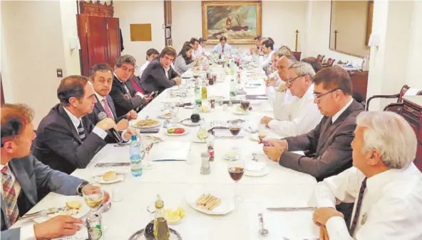  ??  ?? ► El ministro de Justicia, Hernán Larraín, durante una reunión que sostuvo ayer con la bancada de diputados de RN en Valparaíso.