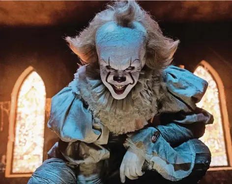  ?? FOTO: DPA ?? Der Clown Pennywise kommt zu Beginn von „Es“aus der Kanalisati­on. Im Film wird er von Bill Skarsgård gespielt.