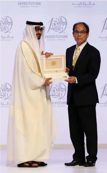  ?? Chris Whiteoak / The National ?? Sheikh Mohammed bin Zayed, Crown Prince of Abu Dhabi and Deputy Supreme Commander of the Armed Forces, presents Japanese inventor and Nobel Prize winner Shuji Nakamura with the prestigiou­s Lifetime Achievemen­t Award at the Sheikh Zayed Future Energy...