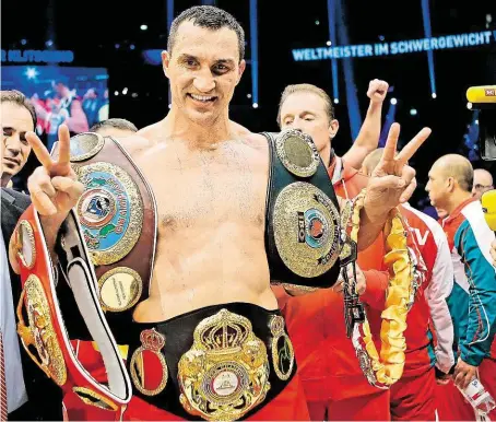  ?? Vladimir Kličko se svými mistrovský­mi pásy organizací IBF, WBA, WBO, IBO a také titulem boxerského magazínu The Ring, které naposledy obhájil v dubnu roku 2015 proti Američanov­i Bryantu Jenningsov­i. FOTO AP ?? Šampion.