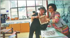  ??  ?? A US tourist displays Guiyang traditiona­l handicraft with a local master.