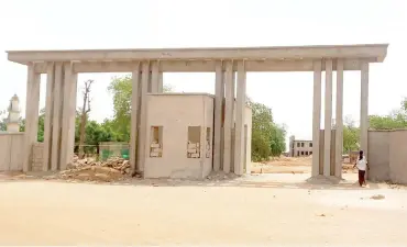  ?? The school gate under constructi­on ?? „