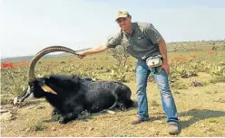  ??  ?? Veterinari­an George Snyman, above, was killed in a helicopter crash piloted by Joshua Cilliers, right. Two reports on the crash differ on the cause.