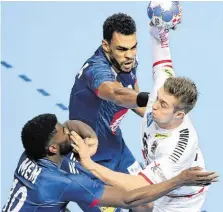  ?? BILD: SN/GEPA PICTURES ?? Österreich­s Handball-Team (r. im Bild Tobias Wagner) war gegen Frankreich chancenlos.