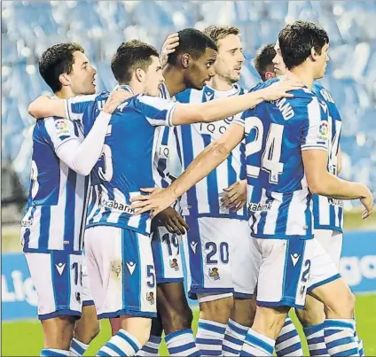  ?? FOTO: UNCITI ?? Los jugadores de la Real forman una piña alrededor de Isak después del gol del sueco