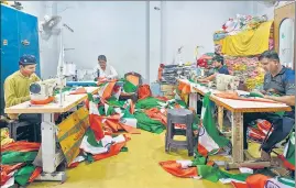  ?? AMAL KS/HT PHOTO ?? Workers sewing Tricolours at Sadar Bazar’s Bharat Handloom Cloth House, one of Delhi’s oldest flagmaking units.