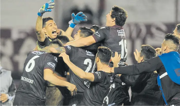  ?? GUILLERMO RODRIGUEZ ADAMI ?? Rendirse jamás. El desahogo de Lanús y todos los abrazos para el héroe, para Andrada. Parecía casi eliminado el equipo de Almirón, pero tuvo reacción.