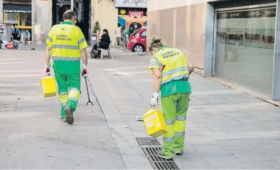  ?? Targ nspirosa ?? Amb la nova contracta de neteja els recollidor­s de xeringues recorren Ciutat Vella en parelles