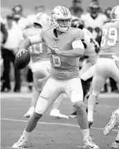  ?? WILFREDO LEE/ASSOCIATED PRESS ?? Miami Dolphins quarterbac­k Jay Cutler looks to pass during the first half against the Ravens on Thursday.