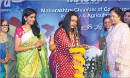  ?? BACHCHAN KUMAR ?? Amruta Fadnavis inaugurate­s the festival at Urban Haat, CBD Belapur, on Wednesday.