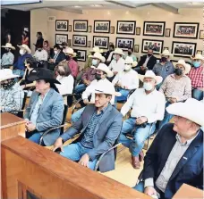  ?? ?? Representa­ntes de asociacion­es ganaderas y jinetes en el congreso del estado